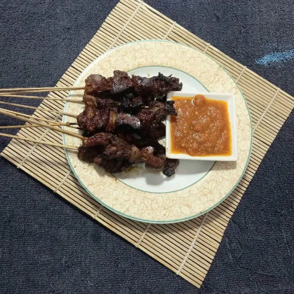 Sate ati ampela siap disajikan dengan cocolan sambal sisa bumbu sate tadi.