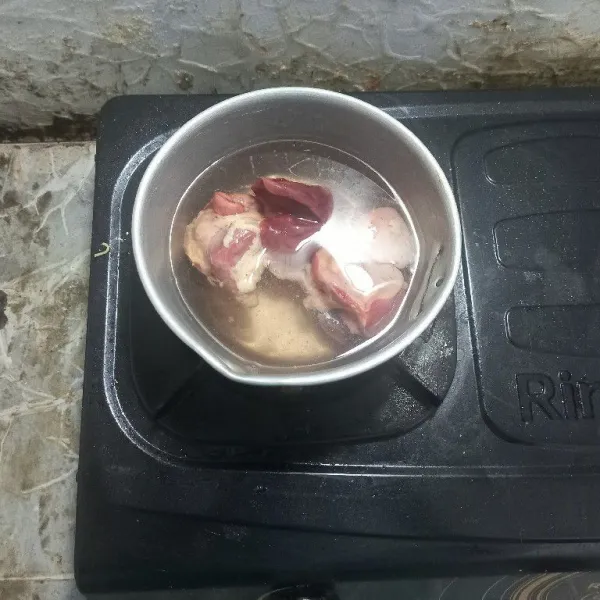 Rebus ati ampela selama 5 menit. Kemudian angkat dan tiriskan.