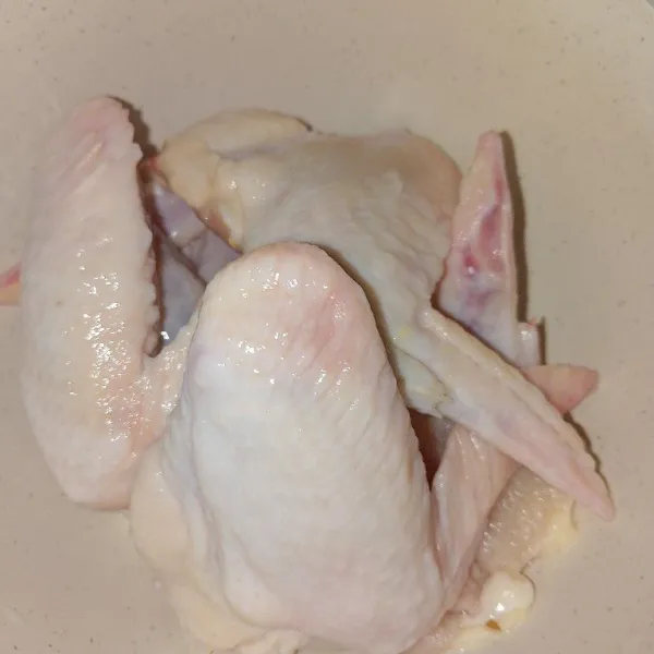 Cuci ayam sampai bersih