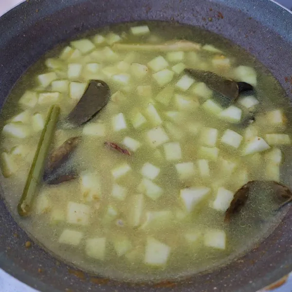 Tambahkan air, masak hingga pepaya empuk.