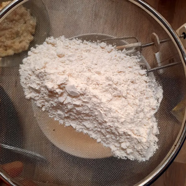 Setelah adonan berwarna putih mengembang, lalu ayak tepung dan aduk hingga tercampur rata