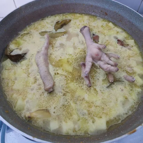 Kemudian masukkan ceker ayam yang sudah direbus.
