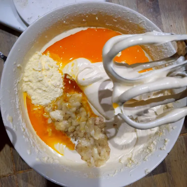 Setelah tercampur rata, kemudian masukan margarin cair, pisang yg telah di haluskan dan SKM ke dalam wadah lalu aduk lagi hingga adonan tercampur rata