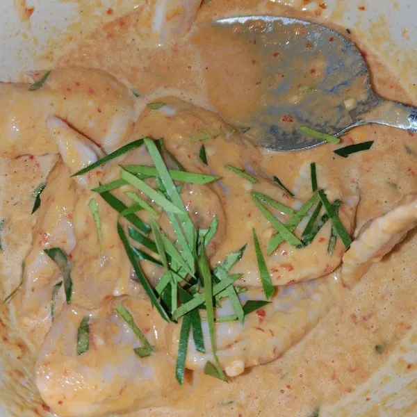 Kemudian masukkan potongan daun jeruk kedalam adonan, diamkan sekitar 15 menit