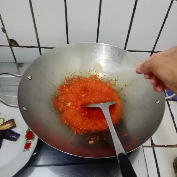 Tambahkan garam, gula & kaldu bubuk. Aduk rata