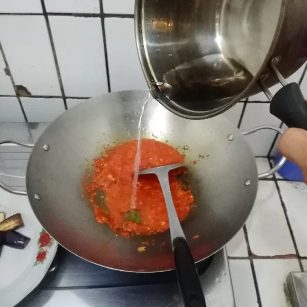 Tuang air secukupnya. Masak hingga air menyusut & bumbu meresap