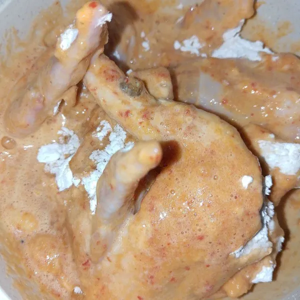 Kemudian masukkan bumbu yang sudah dihaluskan, tambahkan sedikit air, lalu aduk merata