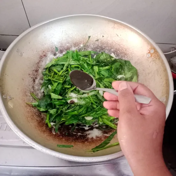 Bumbui dengan saos teriyaki, penyedap rasa, gula. Tes rasa. Taburi dengan irisan cabe rawit dan tomat. Siap di hidangkan