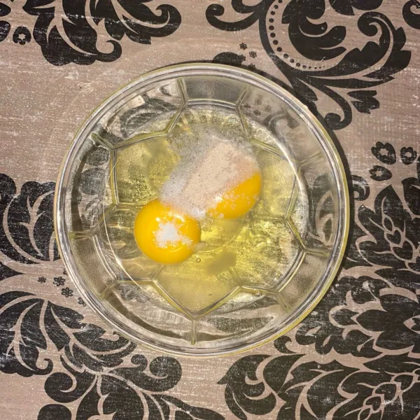 Campurkan telur, garam dan merica lalu kocok lepas.
