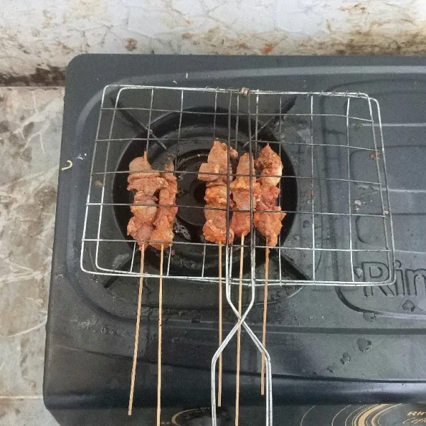 Siapkan bakaran sate, lalu tata beberapa sate.