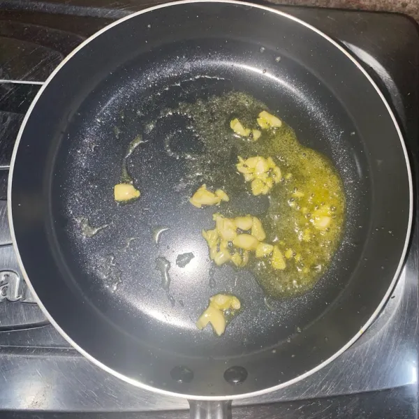 Panaskan margarin, tumis bawang putih sampai harum.