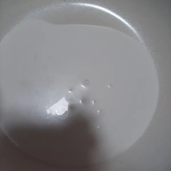 Masukan santan, air dan garam aduk sampai tercampur rata, jangan lupa daun pandan.