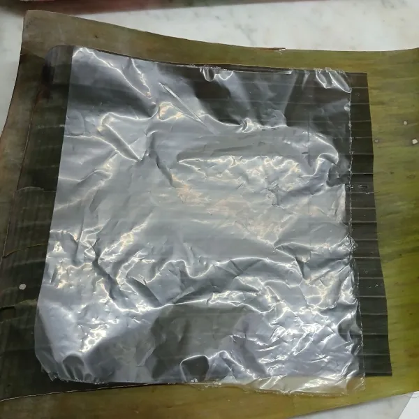 Siapkan pembungkus, 2 lapis daun pisang dan selapis plastik agar kuah tidak tumpah