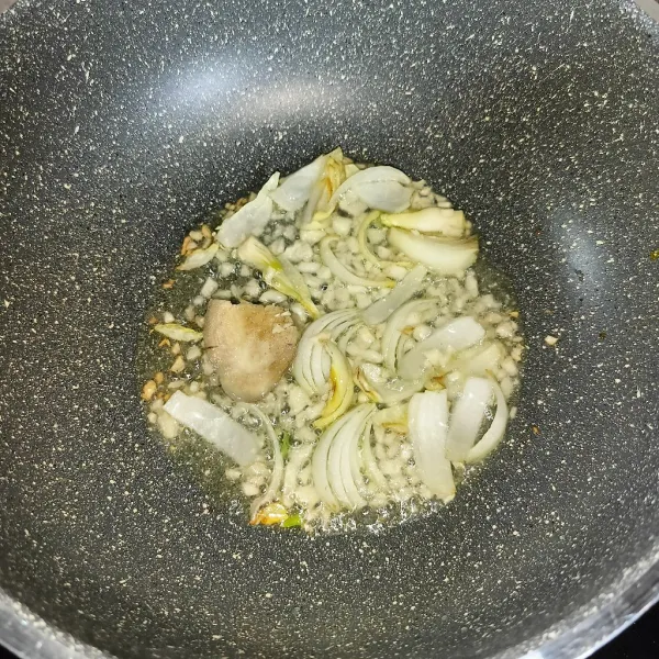 Tumis bawang bombay, bawang putih dan jahe sampai harum.