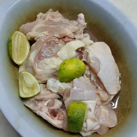 Marinasi ayam dengan perasan jeruk nipis