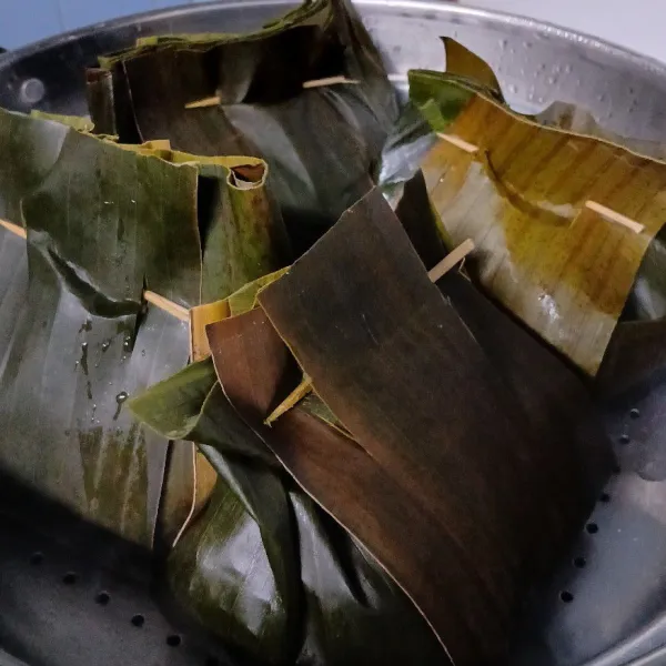 Kukus selama 50 menit atau hingga matang dengan api sedang