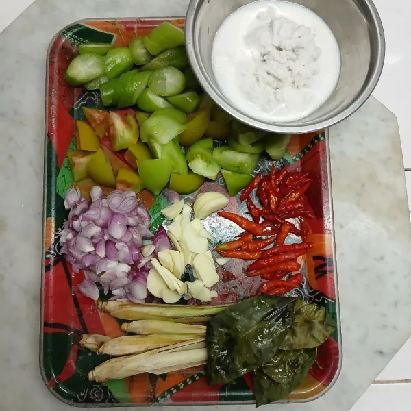 Siapkan bumbu iris, bagi cukup untuk 4 bungkus