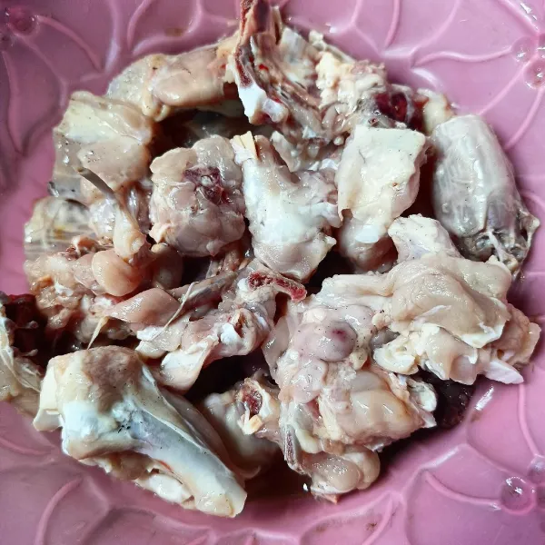 Potong-potong balungan ayam dan cuci bersih.