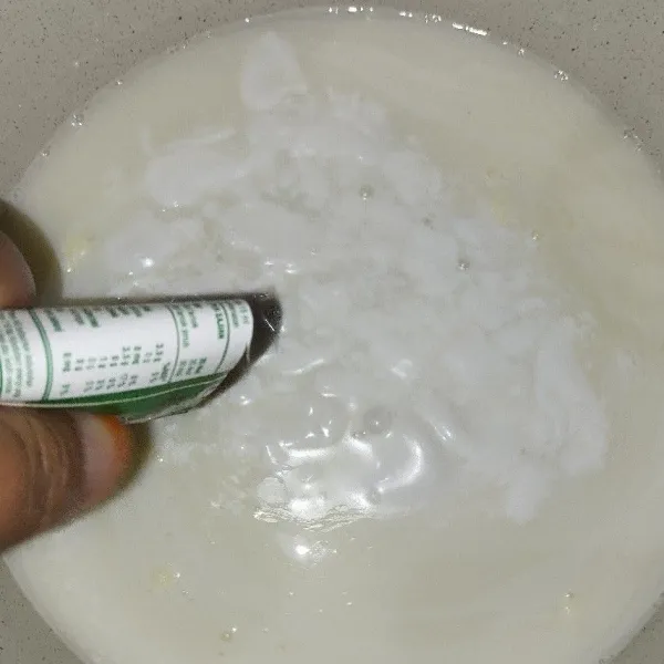 Tuang santan, aduk kembali, masak dengan api sedang cenderung kecil