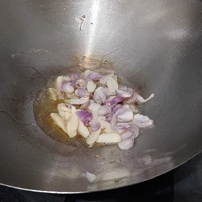 Tumis duo bawang hingga wangi,kemudian tiriskan