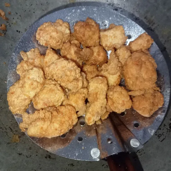 Panaskan minyak secukupnya lalu masukkan ayam dan goreng hingga kuning keemasan, angkat tiriskan dan sajikan