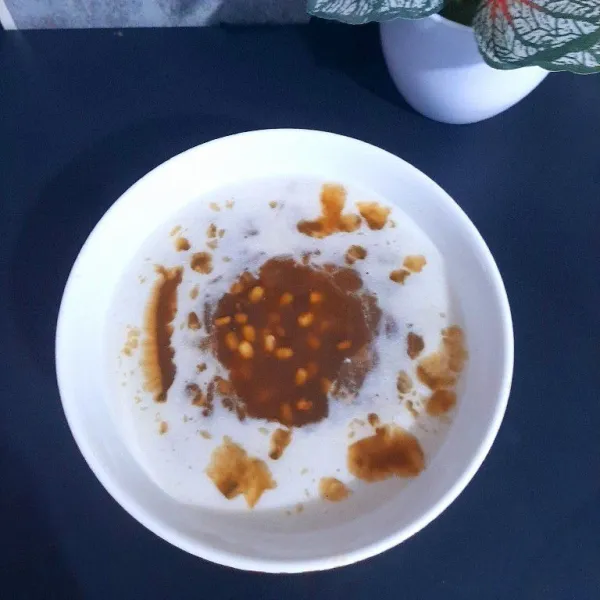 Tuangkan bubur kacang hijau ke mangkuk lalu siram dengan kuah santan, bubur kacang siap di nikmati selagi hangat, atau lebih suka yang dingin bisa simpan di lemari es dulu ya 😊