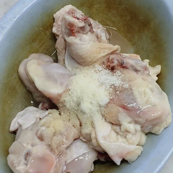 Tambahkan garam, gula dan kaldu ayam bubuk, marinasi 30 menit