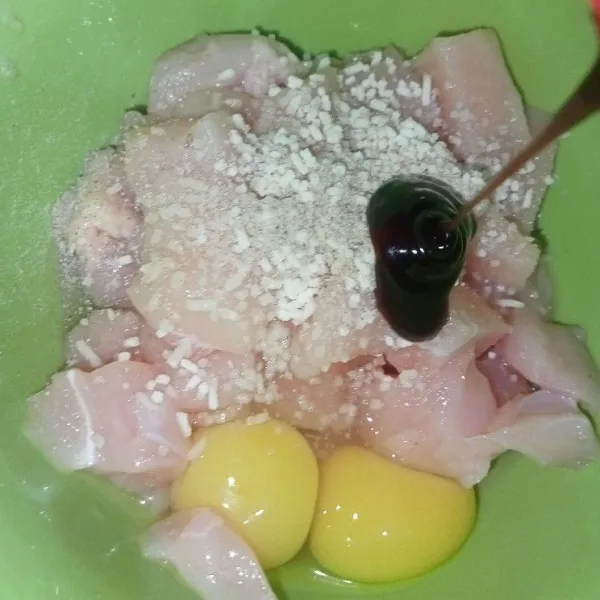 Masukkan ayam ke dalam wadah bersama bumbunya aduk rata diamkan di kulkas 30 menit