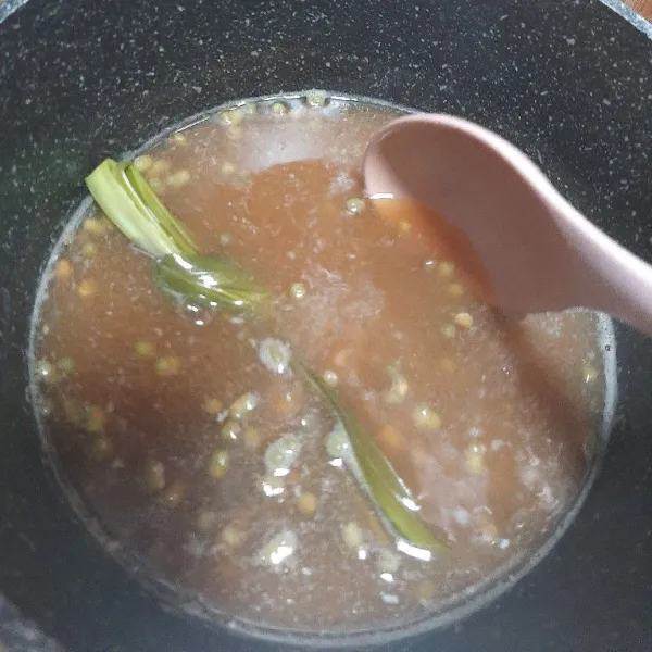 Setelah 30 menit nyalakan api kompor lagi, masukan gula merah, gula pasir. tes rasanya terlebih dahulu, jika kurang manis bisa di tambahkan gula lagi sesuai selera