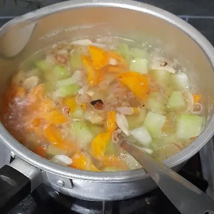 Koreksi rasa dan sajikan selagi hangat.