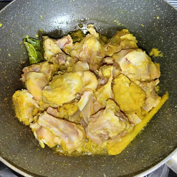 Masukkan balungan ayam dan aduk-aduk sampai berubah warna.