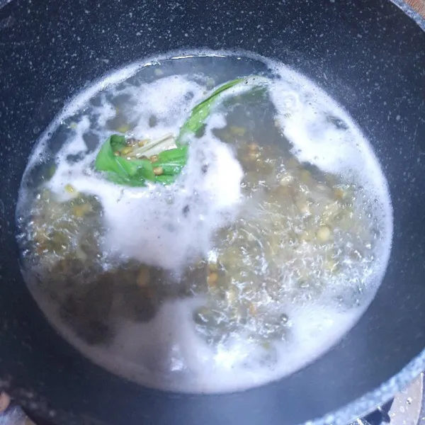 Sebelumnya kacang hijau sudah saya rendam semalaman, masukan air, garam dan daun pandan ke dalam panci, rebus sampai mendidih lalu masukan kacang hijau, masak dengan sistem 5.30.7 (masak selama 5 menit, matikan api kompor, diamkan selama 30 menit dengan keadaan panci tertutup rapat.