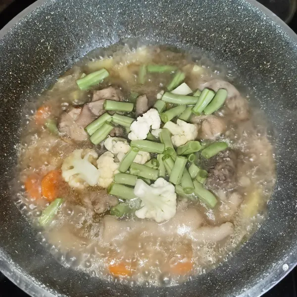 Menjelang matang masukkan kembang kol dan buncis, masak sampai matang.