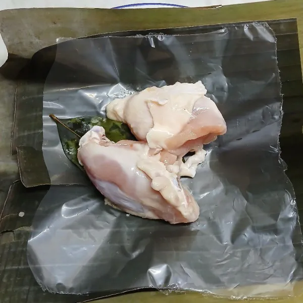 Letakkan 2 potong ayam dan selembar daun salam dibawahnya