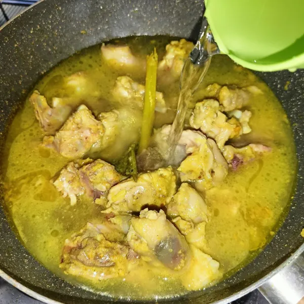Kemudian tuang air dan masak sampai matang.