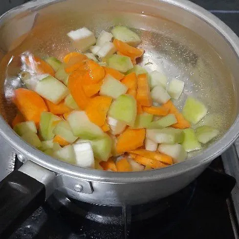 Panaskan air lalu masukkan sayuran,masak hingga empuk