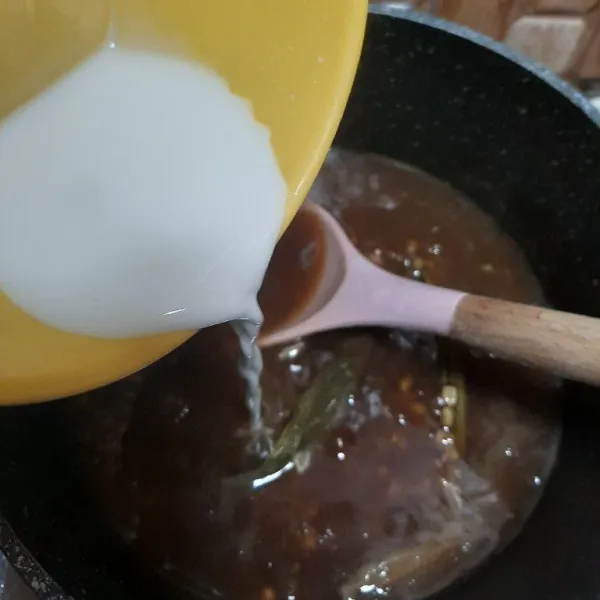 Masukan larutan maizena aduk sampai tercampur rata, kalau sudah matikan api kompor