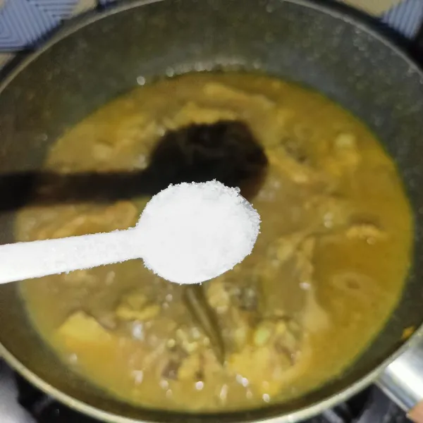 Bumbui dengan garam, lada bubuk, gula pasir dan penyedap rasa, koreksi rasanya dan siap disajikan.