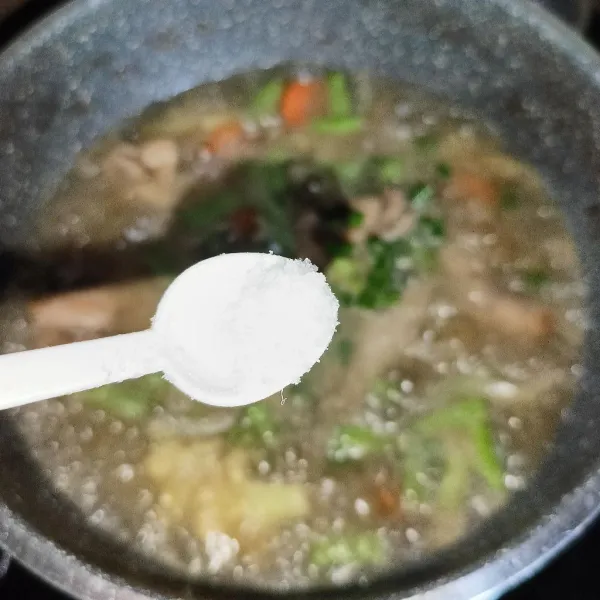 Terakhir tambahkan irisan daun bawang, garam, lada bubuk, gula pasir dan penyedap rasa, koreksi rasanya dan siap disajikan.