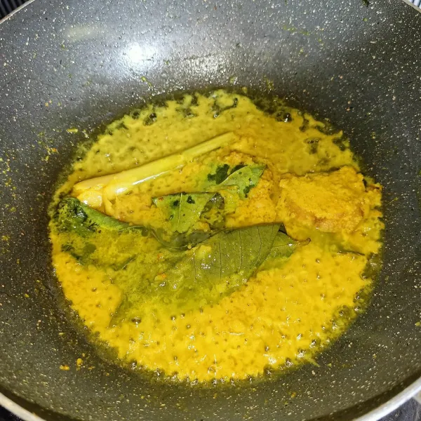 Tumis bumbu halus dan rempah aromatik sampai bumbu matang.