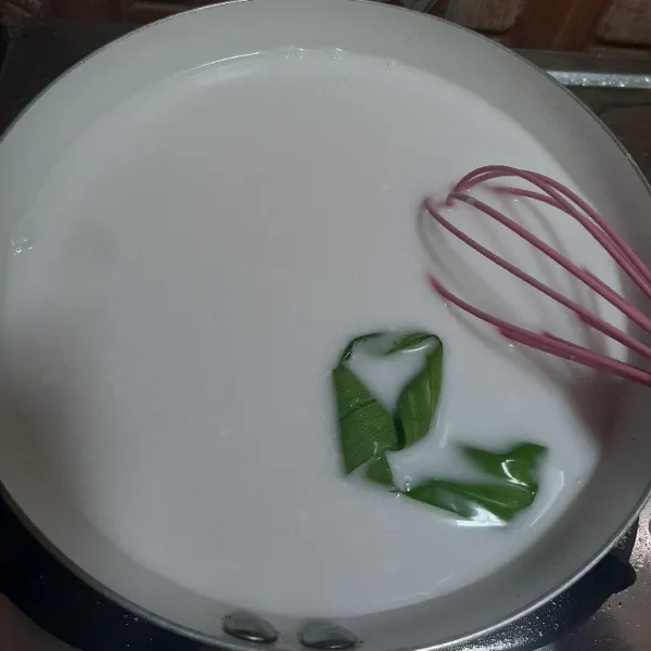 Masak kuah santan di api sedang cenderung kecil sambil terus di aduk sampai mendidih.