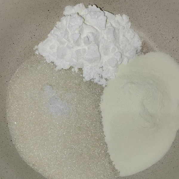 Dalam panci campur gula, maizena, garam dan susu bubuk, aduk hingga tercampur