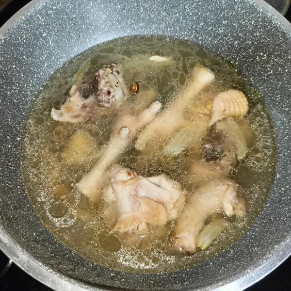 Masukkan balungan ayam dan aduk-aduk sampai berubah warna,lalu tuang air secukupnya.