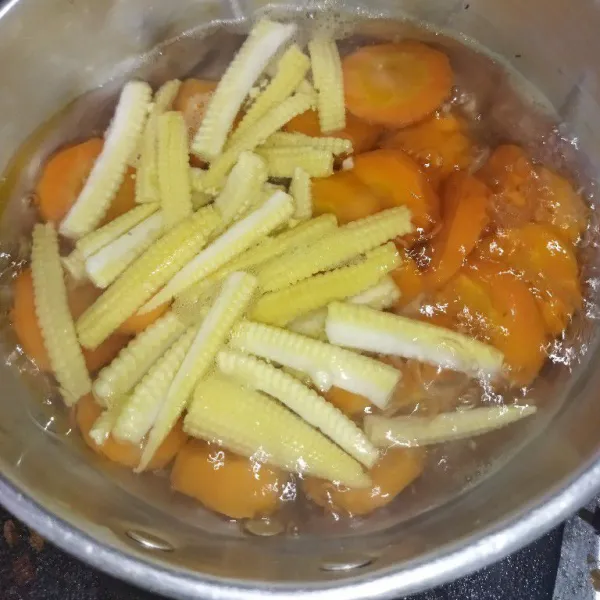 Masak air secukupnya hingga mendidih, lalu rebus wortel selama 5 menit, masukkan jagung putren, lanjut rebus selama 3 menit, angkat lalu tiriskan.
