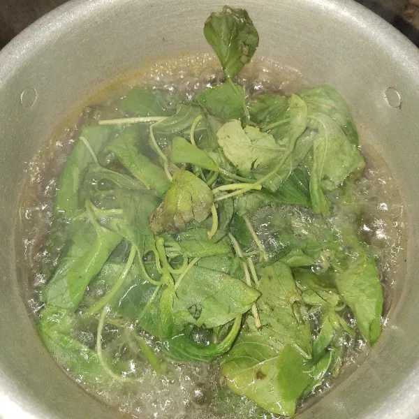 Setalah wortel empuk, masukkan bayam. Kemudian, aduk sebentar.