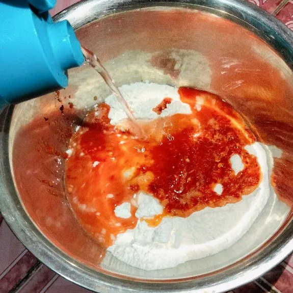 Tambahkan air es, kemudian aduk rata.