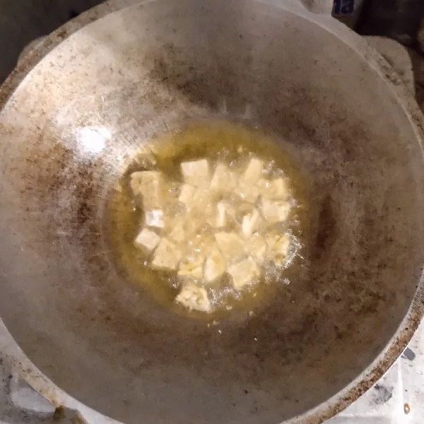 Siapkan wajan. Goreng tempe yang sudah di potong dadu hingga kecokelatan. Angkat dan sisihkan.