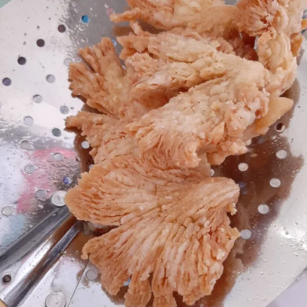 Tunggu sampai kecokelatan dan sedikit kering. Tiriskan. Siap dinikmati