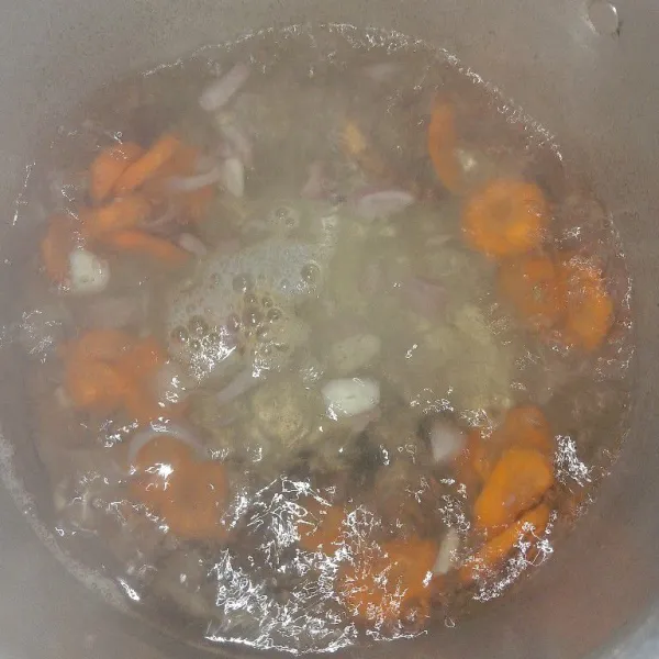Masukkan juga wortel tadi, lalu rebus sampai empuk.