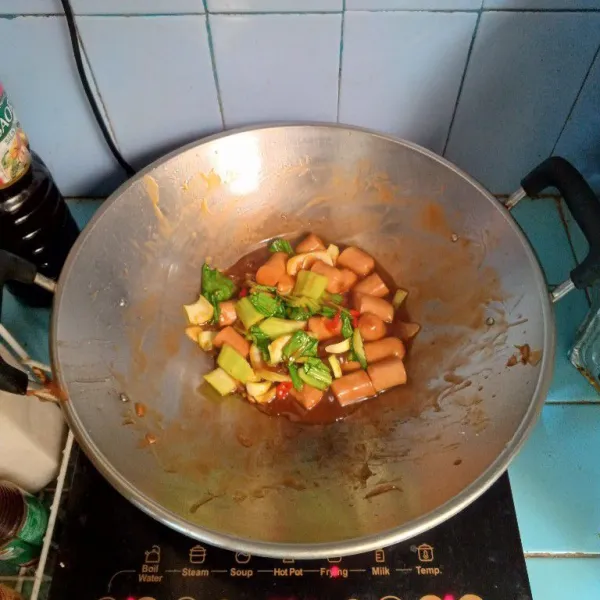 Masak hingga matang, koreksi rasanya. Siap disajikan.